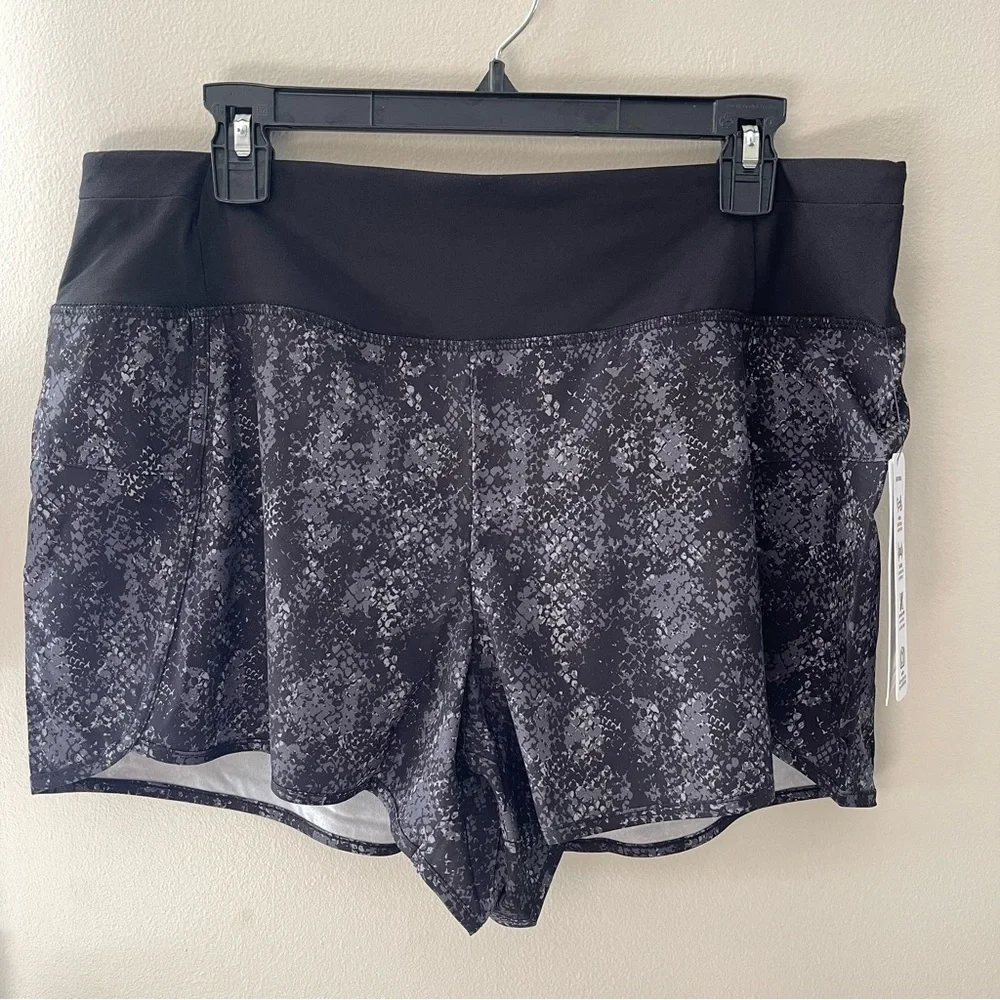 NWT Reebok Patterned 4” Inseam Built-in Liner Running Shorts - large